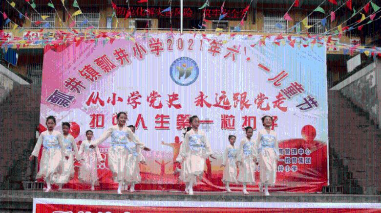 阅文红毯:张雨绮礼服肩带滑落设计太美,陈小纭刘海翻车像狗啃头