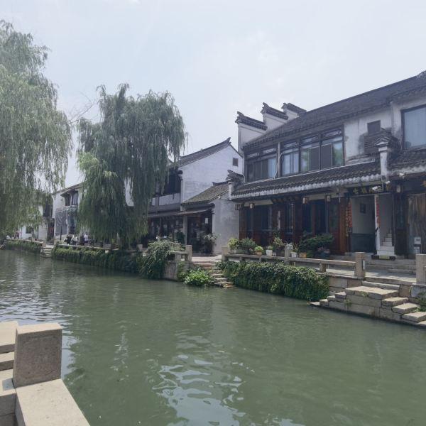 民国奇葩女凌海霞爱上了闺蜜张元和，在张结婚后强行带走了其女儿